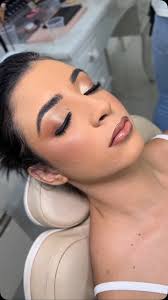 Beleza leve, glow radiante e a elegância de um coque alto que fala por si.  ✨ Penteado: @jessikaramosbeauty @samanthadiasbelezaebemestar #makeup  #maquiagemdenoiva #maquiagemgovernadorvaladares #penteados