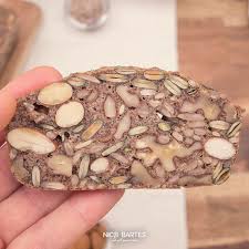 Zum nachtisch, als snack oder als frühstück ohne kohlenhydrate schmeckt joghurt mit beeren und ist der eiweißanteil dagegen gering, sollten sie nicht gänzlich auf fett verzichten, um den hunger zu stillen. Low Carb Brot Fast Ohne Kohlenhydrate Nico Bartes Schnell Abnehmen Durch Gesunde Low Carb Ernahrung