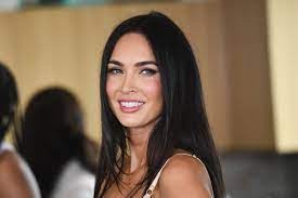 Megan denise fox was born on may 16, 1986 in oak ridge, tennessee and raised in rockwood, tennessee to gloria darlene tonachio (née cisson), a real estate manager & franklin thomas fox, a parole officer. See Megan Fox S Fiery Red Cardigan Pencil Skirt By Jacquemus