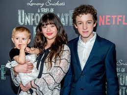 Violet baudelaire is the first child. Who Are The Baudelaire Orphans In A Series Of Unfortunate Events Season 3 Meet The Netflix Actors Who Play Violet Klaus And Sunny