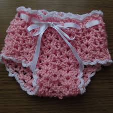 These free crochet diaper cover patterns are perfect for a baby, whether you want to use it as a special photo prop or an everyday clothing item. Newborn Diaper Cover Photography Newborn Baby