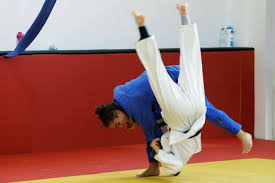 Submission by strangulation or application of an arm lock at the elbow joint also results in ippon. Kosovan Youngsters Have High Hopes For Their Most Famous Judoka At Olympics