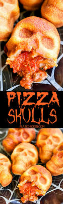 Pizza Skulls Pizza Pockets Baked In A Skull Pan So Easy Can Customize Each Pizza Pocket To Everyone S Prefe Halloween Food For Party Food Halloween Dinner