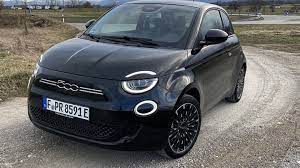 Descubre todas las versiones de coches eléctricos: Fiat 500 Elektro But With A Plug Please Archyde