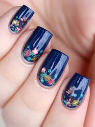 Uñas con esmalte de uñas azul marino brillante sobre fondo blanco. Manicurity Teeny Tiny Flowery Half Moon Nails Manicura De Unas Unas Para Novia Unas Azul Marino