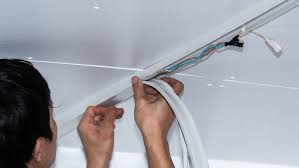 Effectivement, il est souvent difficile de remplacer un luminaire sur le plafond. Comment Choisir Ses Moulures Goulottes Et Ses Plinthes