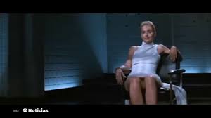 Sharon stone is being interrogated by cops, including michael douglas, when she throws all the men off their game by uncrossing, and then recrossing her legs, revealing the underwear that she. This Is How They Tricked Sharon Stone Into Not Wearing Underwear At The Cross Leg Of Basic Instinct Archyde