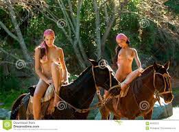 Zwei Nackte Pferde Der Schönen Mädchen Reit Stockbild - Bild von pferd,  holz: 96262323