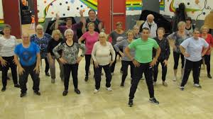 Vous découvrirez dans ce programme de gymnastique douce pour seniors 10 exercices ludiques à réaliser chez vous, sans matériel spécifique. Les Seniors Adorent La Gym Douce Pour Conserver La Forme