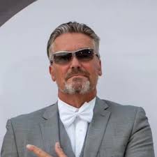 Kjenner du noen som hadde satt pris på og få dette? VP kopp, VP snapback  caps og kraftig liten oppladbar lampe med magnet. Dette gjør du for og  delta:Tag en person du