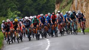 Ved at erobre mont ventoux blev wout van aert den første rytter siden laurent jalabert til både at køre massespurter og vinde bjergetaper, men det var jonas vingegaard, der åbnede løbet på ny ved at afsløre en helt uventet svaghed ved tadej pogacar. Kp7ek1h2 Gj6km