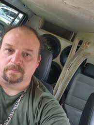 What methods are used to distribute remote wires to multiple amps?