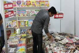 Buku sampai yang tipis sampai yang tebal dipamerkan. Industri Buku Bertahan Di Tengah Gempuran Digital Republika Online
