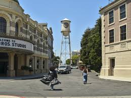 Tecnologia, TV, filmes e notícias: os novos donos da Warner Bros. estão prestes a comandar um império colossal