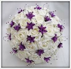 Jouez avec de la dentelle blanche, une cage à oiseaux blanche en centre de table, créez un plan de table avec des carton en forme de maisonnette. Idees Pour Un Mariage A Theme Couleur Rose Et Violet Blog Mariage Boheme