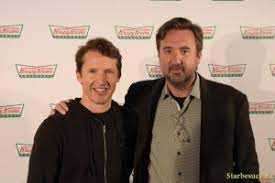 Share sweet moments with #krispykreme. Susse Stimme Trifft Susse Ware James Blunt Eroffnet Krispy Kreme Doughnuts Im Main Taunus Zentrum Starbesuch De