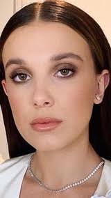 Визажисты Милли Бобби Браун не перестают удивлять Девочке всего-то 15 лет,  но выглядит она на все 40! 2025