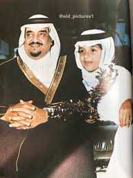 ولد خادم الحرمين الشريفين الملك فهد بن عبد العزيز بمدينة الرياض عام 1340هـ ـ 1921م ، و تلقى تعليمه الأولي بمدرسة الأمراء التي كان قد أنشأها والده داخل قصره لتعلم أبنائه في المرحلة الأولى ، ثم بالمعهد السعودي بمكة المكرمة. Ù‚Ø¯ÙŠÙ… Ø§Ù„ØµÙˆØ± No Twitter Ø§Ù„Ù…Ù„Ùƒ ÙÙ‡Ø¯ Ø¨Ù† Ø¹Ø¨Ø¯Ø§Ù„Ø¹Ø²ÙŠØ² Ø±Ø­Ù…Ù‡ Ø§Ù„Ù„Ù‡ ÙˆØ¨Ø¬Ø§Ù†Ø¨Ù‡ Ø§Ù„Ø£Ù…ÙŠØ± Ø¹Ø¨Ø¯Ø§Ù„Ø¹Ø²ÙŠØ² Ø¨Ù† ÙÙ‡Ø¯ Ù‚Ø¯ÙŠÙ… Ø§Ù„ØµÙˆØ± Ø±Ù…Ø¶Ø§Ù†