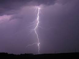 Elle revient sur le rôle méconnu des éclairs et des orages qui viendraient faire pousser nos légumes et végétaux. Orages Foudre Comment Proteger Les Chantiers