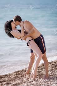ロマンチックなカップルが海岸にキスします。若い男と女の海で の写真素材・画像素材. Image 50417116.