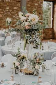 Hochzeitsdekoration Im Jagdschloss Platte Mit Hoher Vase In Blush Und Sage Tonen Foto Goldmann Und Goldfrau Hochzeitsdekoration Dekor Hochzeit Hochzeitsdeko
