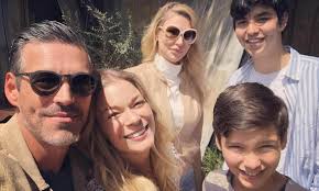 Cibrian, an only child, was born in burbank, california, the son of hortensia, an office manager, and carl cibrian, a banker. Leann Rimes Shares Awkward Family Photo As She Celebrates Easter With Eddie Cibrian And His Ex Daily Mail Online