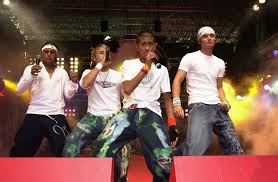 The show accompanies the making of pop music bands whose members depend on the particular season's concept. Das Wurde Aus Den Popstars Bands