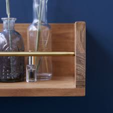 Auch als badregal in feuchträumen einsetzbar. Sasha Badezimmer Wandregal 60 Cm Teak Messing Regale Tikamoon