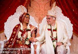 Bengali Bride And Italian Groom In A Mixed Interfaith Wedding In Teaneck Marriott Nj Bengali Wedding Interfaith Wedding Indian Wedding Couple Bengali Wedding