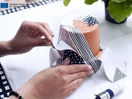 Collez des petits cailloux de couleurs sur le pot en terre. Customiser Votre Pot De Fleurs Elle Decoration