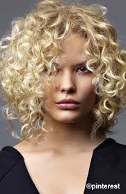 En manque d'inspiration pour coiffer vos cheveux frisés? Coupe Courte Femme Les Tendances De 2021 Lifestylia Com