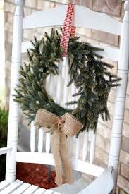 The most common outdoor christmas decorations. Festliche Wand Und Turdeko Ideen Mit Kranzen Fresh Ideen Fur Das Interieur Dekoration Und Landschaft Country Christmas Decorations Outdoor Christmas Decorations Outdoor Christmas