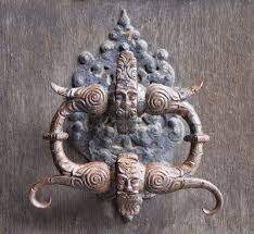 Acier Heurtoir Medievale Sur La Vieille Porte Historique En Bois Vieilles Portes Heurtoir De Porte Poignee De Porte