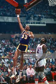 Kareem Abdul Jabbar Of The Los Angeles Lakers Goes Up To Shoot Over Kareem Abdul Jabbar Kareem Abdul Los Angeles Lakers