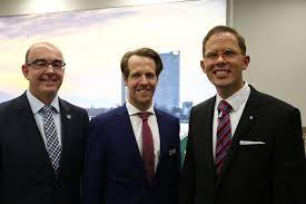 The bank serves approximately 1.23 million customers with 1,950 employees. Bonn Psd Bank Eroffnung Des Beratungscenters In Der Maximilianstrasse Zog Viel Publikum An Rheinische Anzeigenblaetter De