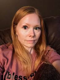 Can anybody recommend a person/place to get my lashes done? Thank you in  advance!