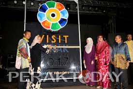 Tahun melawat malaysia 2007 kempen tahun melawat malaysia (tmm) 2007 telah dilancarkan oleh timbalan perdana menteri, datuk seri najib tun razak serentak dengan sambutan tahun baru di dataran merdeka. 100 000 Rooms Promotion Tahun Melawat Perak 2017