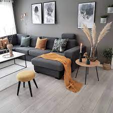 1+1 küçük ev dekorasyonu ile bu durumu lehinize çevirebilirsiniz. L Image Contient Peut Etre 1 Personne Assis Salon Table Et Interieur Oturma Odasi Tasarimlari Ikea Oturma Odasi Oturma Odasi Dekorasyonu