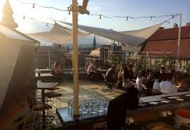 There are a bunch of ruined but really neat monarchy era buildings that instead of being renovated. Les 5 Meilleurs Bars Rooftop De Budapest Magazine Du Voyageur