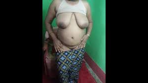 Indian sexy mom Sneha showing her juicy asshole and twerking ass