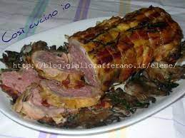 Accendete il forno a 180 gradi e mettete in una teglia o pentola da forno con coperchio la faraona, mantenendo la parte con la pancetta verso l'alto. Faraona Ripiena Al Forno Con Sbrise Grigliate