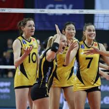 Kinsey wolanski isimli bir kadın şampiyonlar ligi finali maçı oynanırken sahaya girdi. Cev Kadinlar Sampiyonlar Ligi Vakifbank Ust Uste Yedinci Kez Yari Finalde Spor Haberleri