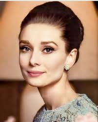 Audrey photographed by Angela Williams at her suite at Ritz Hotel before  the premiere of My Fair Lady in Paris, 1964. 🤩 👑👑👑👑👑👑👑🍀