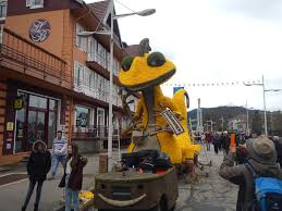 Vom camping les jonquilles gibt es einen sehr schönen wanderweg zum lac de lispach (moorsee, nicht zum baden), der eine guet abwechslung bietet. L Asl Et La Fete Des Jonquilles De Mittlach Et Gerardmer