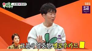 이날 리즈 위더스푼은 흰색 재킷에 빨간색 미니스커트를 매치한 패션으로 거리에 나섰다. Xux Wx4odnizrm