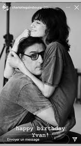 Ses soirées entre potes avec panayotis pasquot ou l'actrice de plus belle la vie, lola marois, sa copine, sa famille… ben attal est habitué . Charlotte Gainsbourg Sa Fille Alice Attal En Couple Et Amoureuse Son Tendre Baiser Avec Un Charmant Jeune Homme