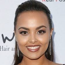 Camille Leonard's Instagram, Twitter & Facebook