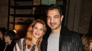 Γεννήθηκε στην αθήνα το 1983 όπου και μεγάλωσε. Tzenh 8ewna Dhmos Anastasiadhs Ta Prwta Gene8lia Toy Gioy Toys Sto Spiti Bovary