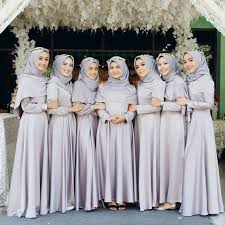 Bertentangan dengan peraturan padanan hitam, pilih pakaian kelabu gelap untuk dipasangkan dengan kepingan putih untuk memastikan kontras. Jangan Overshadow Pengantin 8 Warna Yang Sesuai Untuk Bridesmaid Pesona Pengantin