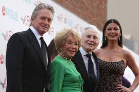 Wenn ich mit schauspielern über ein drehbuch diskutiere, habe ich douglas und seine frau spendeten während seiner karriere für verschiedene gemeinnützige zwecke. Kirk Douglas Frau Wird 100 Jahre Und Ist Seit 65 Jahren Mit Der Hollywood Legende Verheiratet